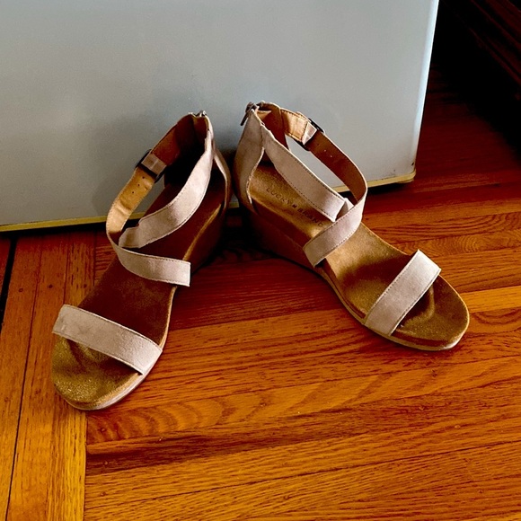 LUCKY BRAND |‎  Karston Wedge Beige Suede Sandal | Size 8.5/39 - Picture 3 of 14